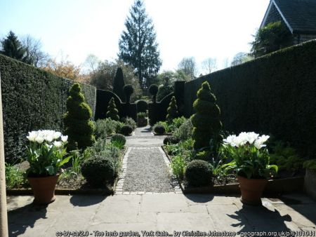 York Gate gardens. Photo © Christine Johnstone (cc-by-sa/2.0)