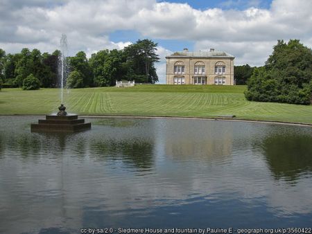 Sledmere House. Photo © Pauline E (cc-by-sa/2.0)