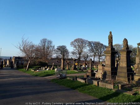 Pudsey Cemetery. Photo © Stephen Craven (cc-by-sa/2.0)